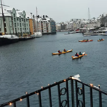 Homestay Close To The Center With Sea View Alesund